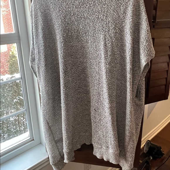 Cute loose vest. Long, reaches almost knees and I m 5 ft 7 in size XS/S - Picture 2 of 3